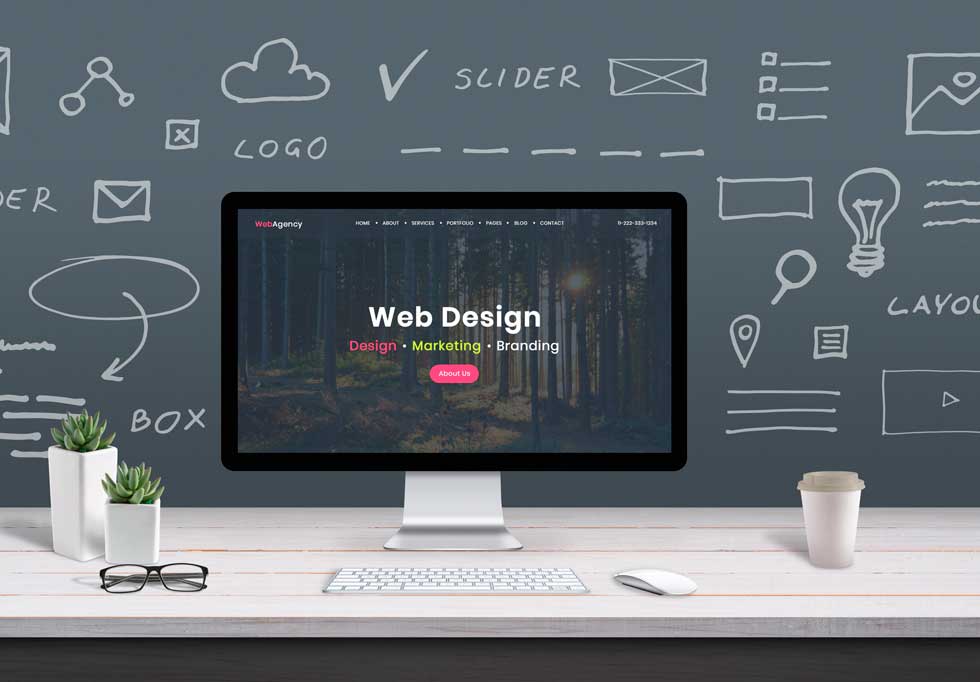 Escritorio creativo con diseño web en pantalla para proyectos de diseño y desarrollo web